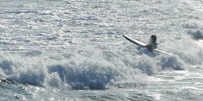 surfista e a dramático onda às bondi de praia Sydney Austrália foto