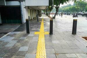 pedestre caminhos, braille quadra dentro tátil pavimentação para a cego deficiente dentro lado a lado caminhos, caminhos para a cego. foto