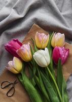 tulipas da primavera em um fundo têxtil foto