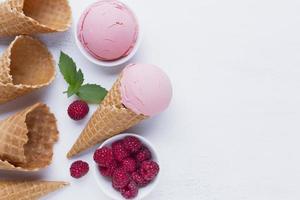mesa de cones de sorvete de framboesas. conceito de foto bonita de alta qualidade e resolução