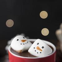 xícara vermelha de chocolate quente com marshmallows close-up. conceito de foto bonita de alta qualidade e resolução