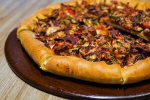 fresco caseiro italiano pizza com mozzarella e a abundância do carne coberturas foto