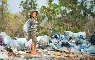 crianças estão lixo para manter indo para vender Porque do pobreza, mundo meio Ambiente dia, criança trabalho, humano tráfico, pobreza conceito foto