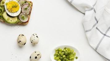 vista superior sanduíche de ovo e abacate com toalha de mesa. conceito de foto bonita de alta qualidade e resolução