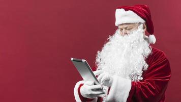 chapéu de Papai Noel usando o tablet. conceito de foto bonita de alta qualidade e resolução