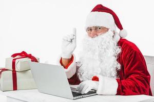 óculos de Papai Noel mostrando o dedo apontando. conceito de foto bonita de alta qualidade e resolução