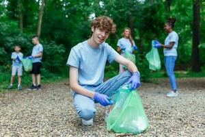 grupo do voluntários limpeza acima floresta a partir de desperdício, comunidade serviço conceito foto