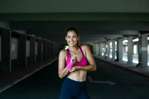 jovem desportivo mulher treinamento. mulher fazendo exercite-se exercícios em rua. lindo Atlético em forma menina alongamento e relaxante depois de ginástica Treinamento foto