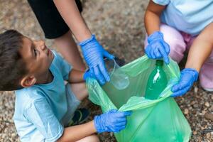 reciclar desperdício lixo lixo lixo Lixo lixo limpar \ limpo treinamento. natureza limpeza, voluntário ecologia verde conceito.ambiente plástico poluição. foto