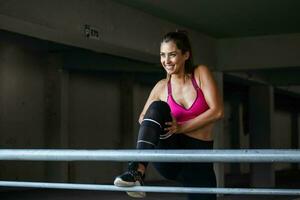 fitness, esporte, exercício e estilo de vida conceito - fechar acima do casal alongamento perna em carrinhos do estádio. lindo jovem menina alongamento dela isquiotibiais. foto do desportivo menina fazendo exercício.