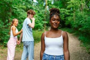 desleal homem caminhando com dele namorada e olhando espantado às outro sedutor menina foto