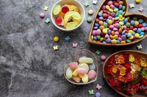 doces multicoloridos, drageias e geleia foto