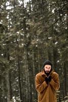 homem na floresta de inverno