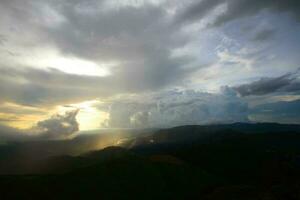 destino e paraíso do dourado nascer do sol e pôr do sol brilhando para a névoa e névoa dentro a selva em a vale montanha. aéreo Visão do chuvoso estação dentro a tropical floresta tropical dentro tailândia. foto