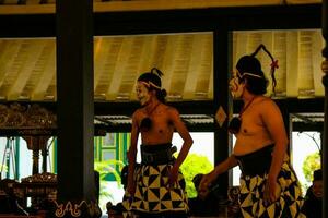 Yogyakarta, Indonésia em Outubro 2022. fantoche pessoas às a yogyakarta Palácio, a desempenho mostrando é sobre a jogar do a personagens petruk, semear, e gareng. foto