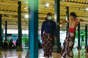 Yogyakarta, Indonésia em Outubro 2022. abdi Dalem mataya, cortesãos do a yogyakarta Palácio quem estão dançarinos. t foto