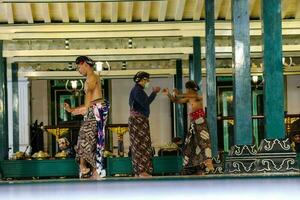Yogyakarta, Indonésia em Outubro 2022. abdi Dalem mataya, cortesãos do a yogyakarta Palácio quem estão dançarinos. t foto