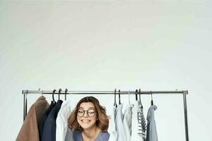 bonita mulher roupas loja comprador venda isolado fundo foto