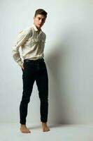 homem dentro camisa Preto jeans moderno estilo auto confiança atratividade elegante Penteado foto