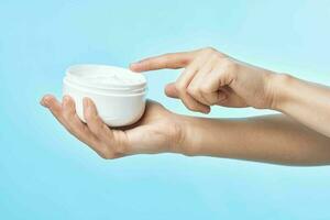 fêmea mão creme jarra cosméticos spa tratamentos dermatologia foto