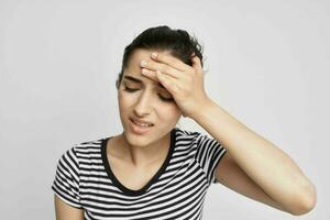 mulher dor de cabeça doloroso síndrome desconforto luz fundo foto