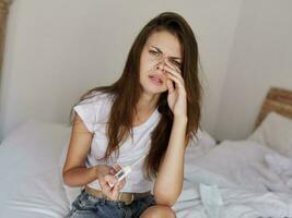 chorando mulher com termômetro saúde problemas febre foto