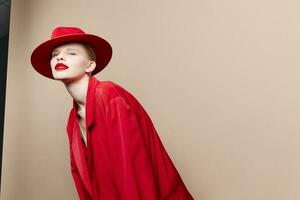 glamouroso mulher dentro uma vermelho chapéu e Jaqueta Maquiagem estúdio modelo inalterado foto