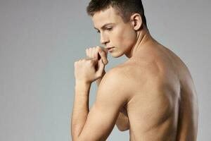 Atlético homens musculoso braço músculos nu costas cinzento fundo modelo foto