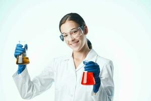 fêmea laboratório assistente químico solução pesquisa Ciência análises foto