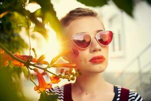 bonita mulher ao ar livre vestindo oculos de sol flores fechar-se foto