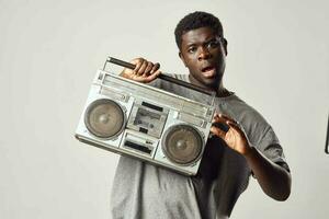 homem do africano aparência fita gravador dentro mãos música nostalgia foto