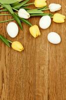 tulipa ramalhete branco ovos feriado Páscoa decoração tradição de madeira fundo foto