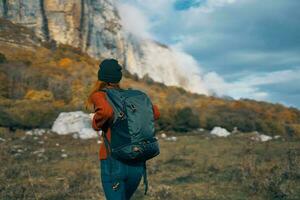 viagem turismo mulher com mochila Alto montanhas céu panorama foto