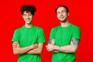 dois amigos verde Camisetas Diversão vermelho fundo comunicação foto