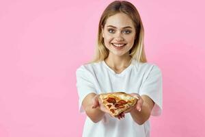 alegre bonita mulher dentro branco camiseta pizza velozes Comida lanche restaurante foto