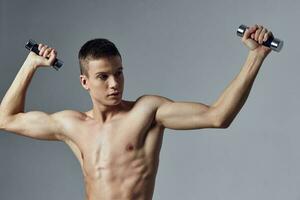 Esportes cara exercício com halteres braço exercite-se músculos foto