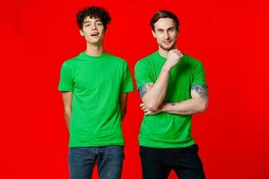 dois homens dentro verde Camisetas estão em pé Próximo para amizade foto