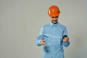 homem dentro laranja capacete plantas construtor isolado fundo foto