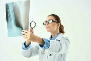 radiologista dentro branco casaco olhando às raio X remédio hospital foto