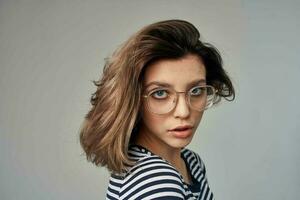 lindo mulher com óculos moderno estilo Penteado foto