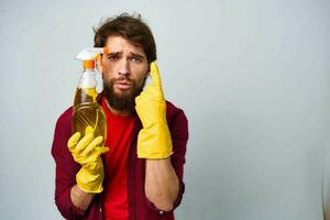 homem dentro amarelo luvas detergente limpeza profissional cortada Visão foto