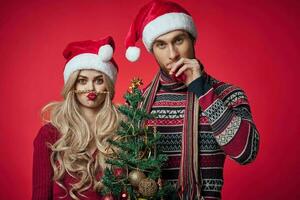 uma homem e uma mulher dentro Novo anos roupas Natal decorações feriado foto