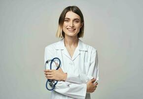 profissional médico mulher com azul estetoscópio e branco médico vestido cópia de espaço foto