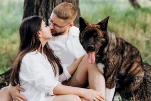 cachorro grande para passear com um cara e uma garota foto