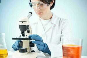 mulher dentro branco casaco olhando através microscópio pesquisa tecnologia experimentar foto