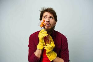 homem dentro amarelo luvas detergente limpeza profissional cortada Visão foto