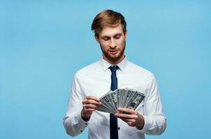 o negócio homem dentro camisa com gravata agrupar do dinheiro dentro a mãos do a escritório foto