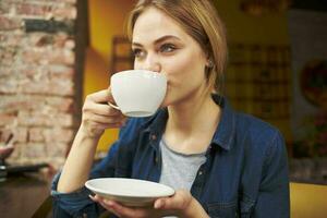 alegre mulher café copo estilo de vida restaurante manhã período de férias foto