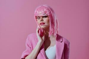positivo jovem mulher atraente Veja Rosa peruca à moda roupas Rosa fundo inalterado foto