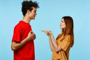 alegre jovem casal dentro colorida Camisetas juventude estilo cortada Visão foto